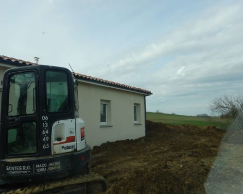 Nivellement des terres après construction